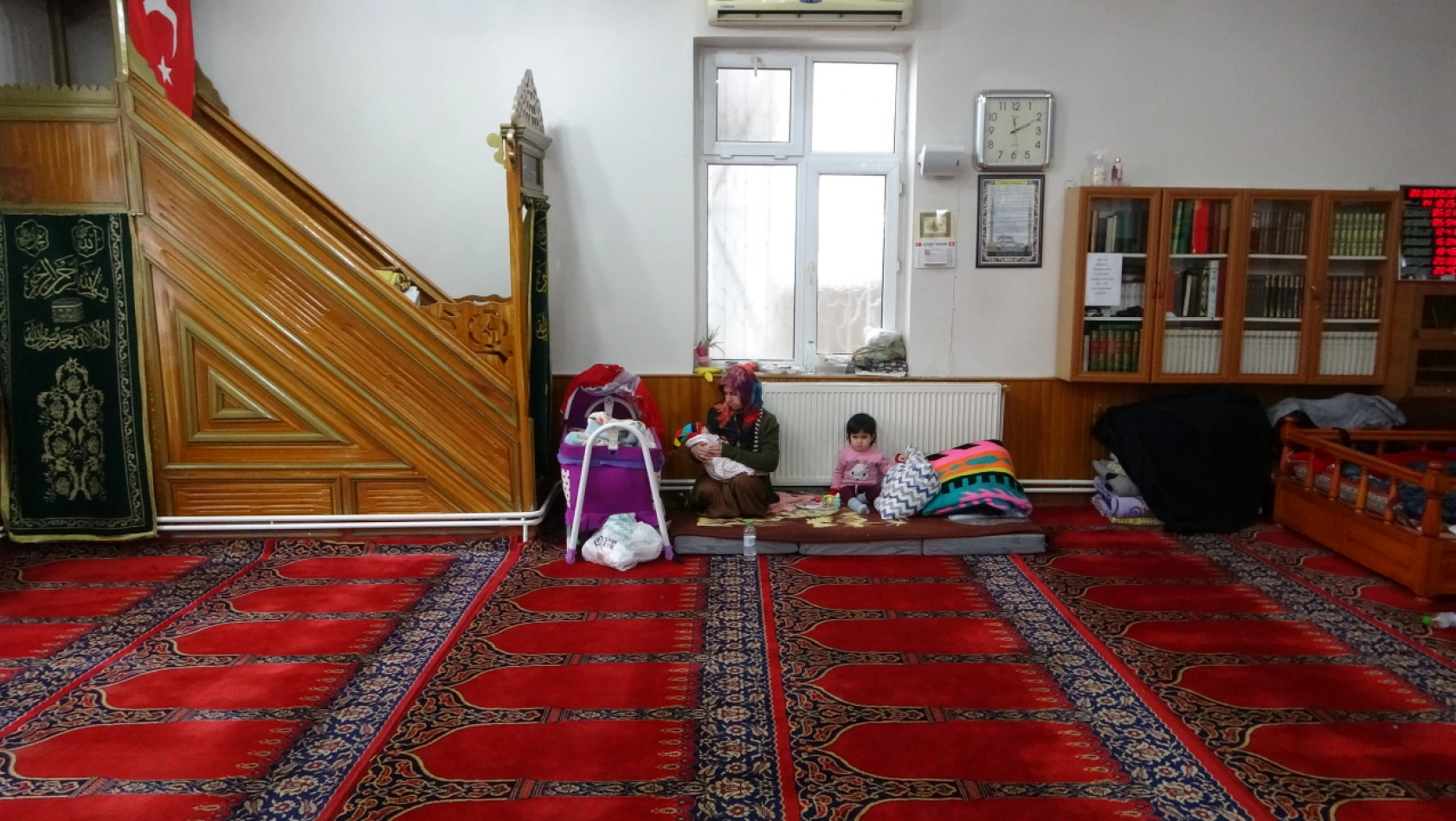 Minik Meva deprem korkusu nedeniyle camide büyüyor
