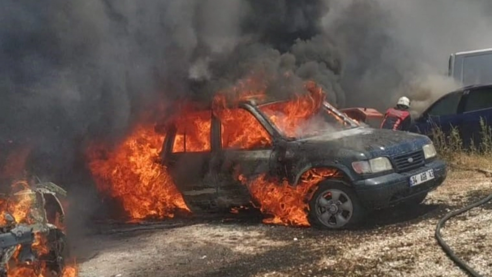 Ot yangını otoparka sıçrayınca araçlar yanarak hasar gördü
