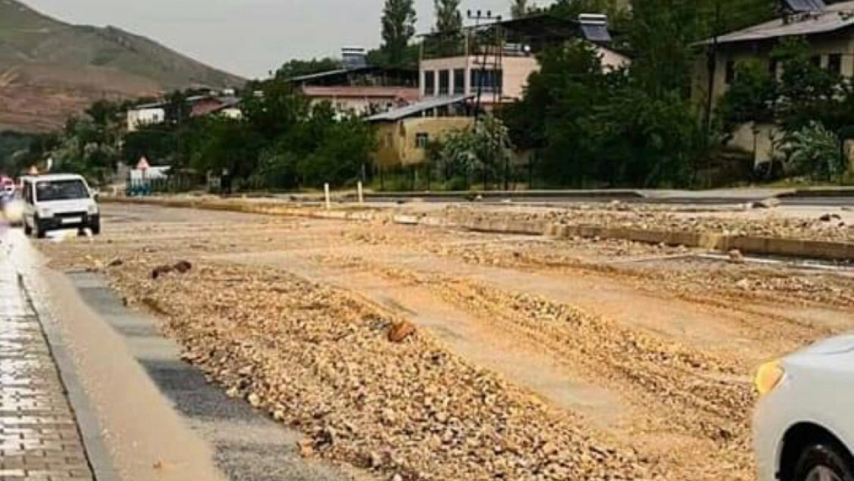 Sel nedeniyle Malatya-Kayseri karayolunda ulaşım kontrollü sağlanıyor
