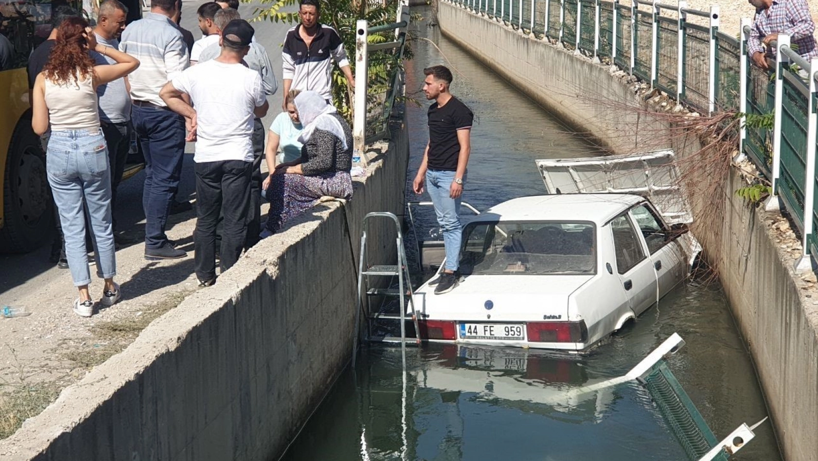 Sulama kanalına uçan araçtaki 2 kişiyi vatandaşlar kurtardı