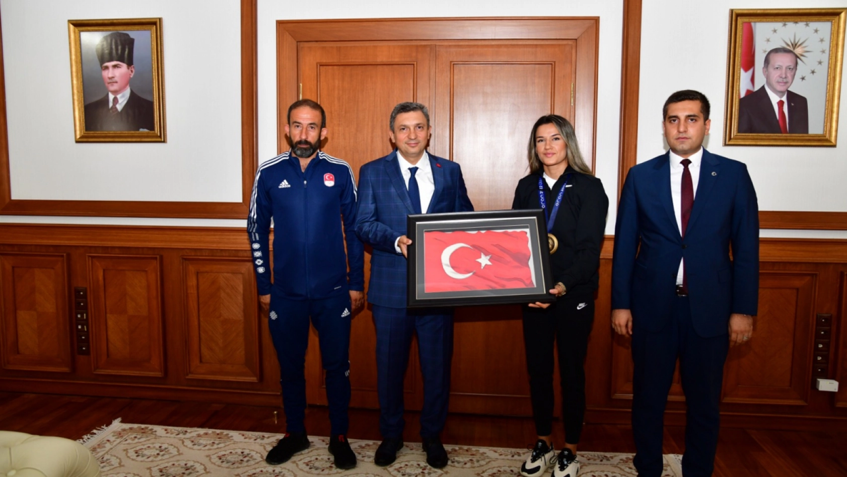 Vali Hulusi Şahin Milli Sporcu Hatice Akbaş'ı Kabul Etti