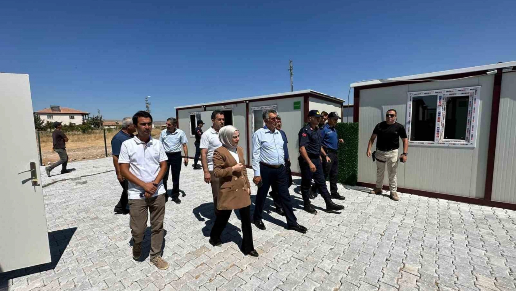 Yazıhan'da geçici konteyner kent tamamlandı