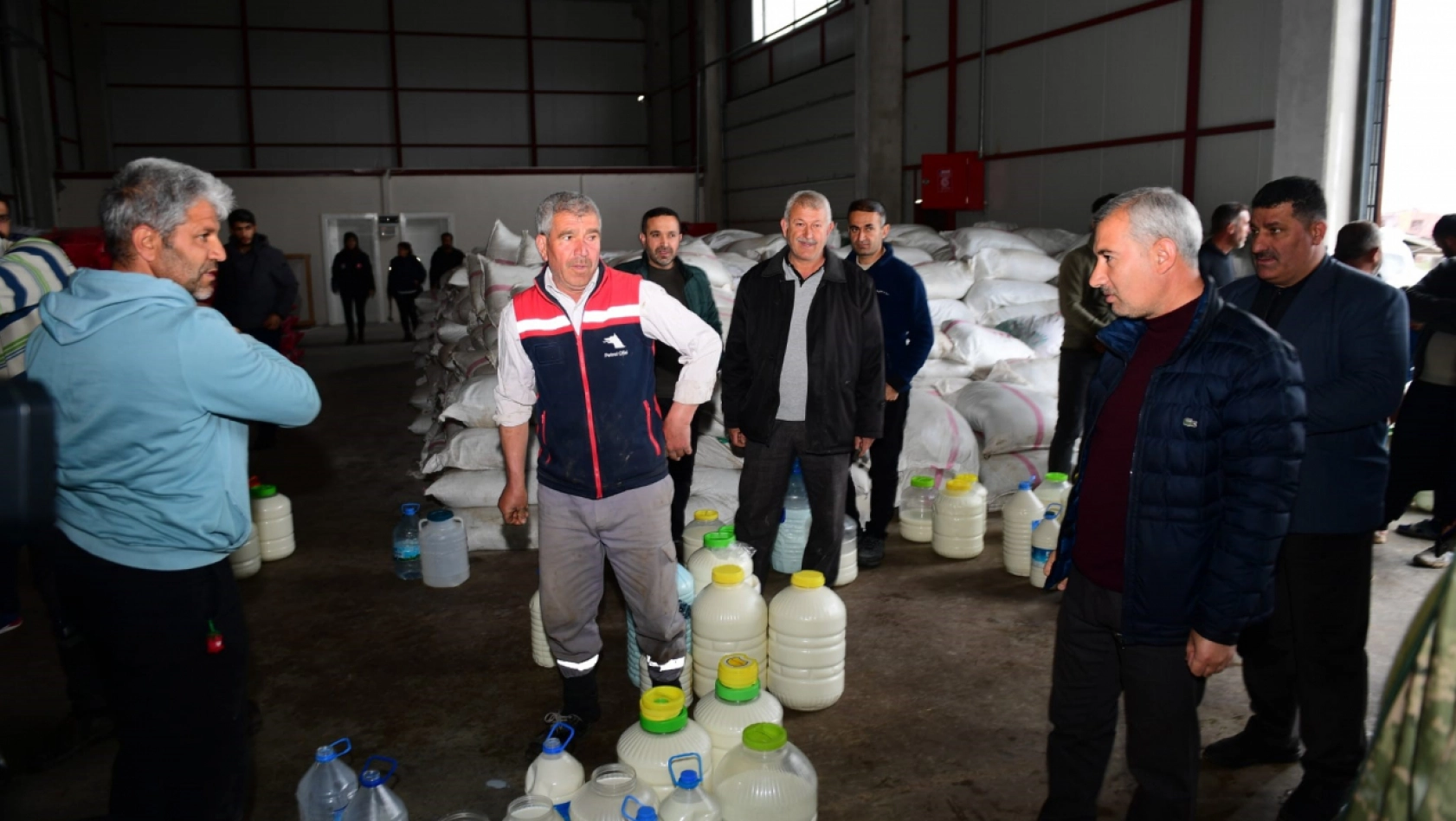 Yeşilyurt'te afetzede süt üreticilerine belediye desteği