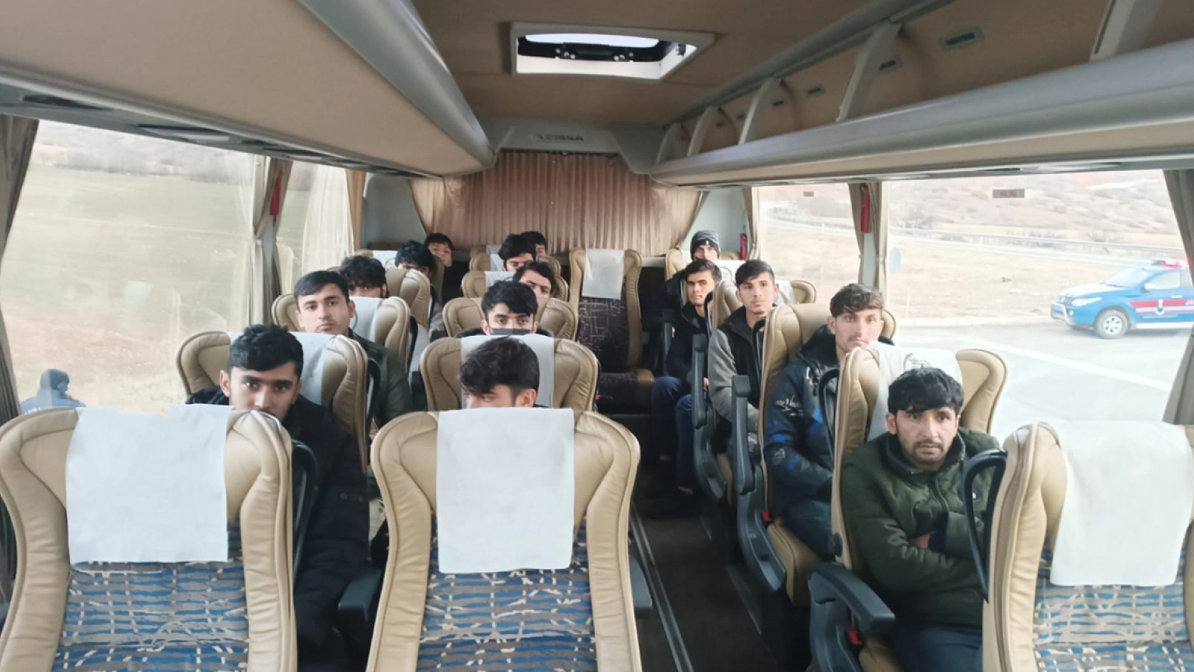 Yolcu otobüsünde 15 düzensiz göçmen yakalandı