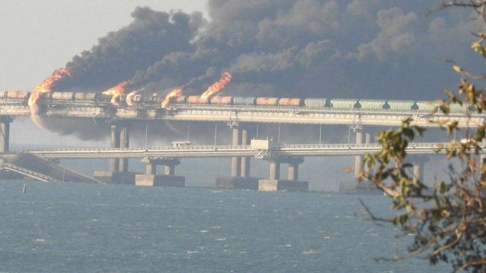 Kırım Köprüsü'nde patlama kameraya yansıdı