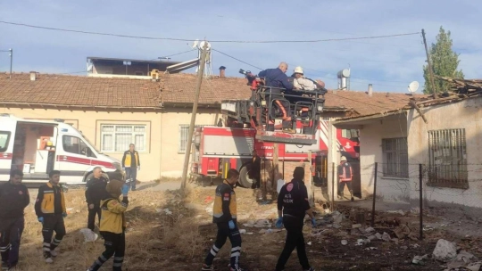 Malatya'da çöken çatının altında kalan şahıs yaralandı