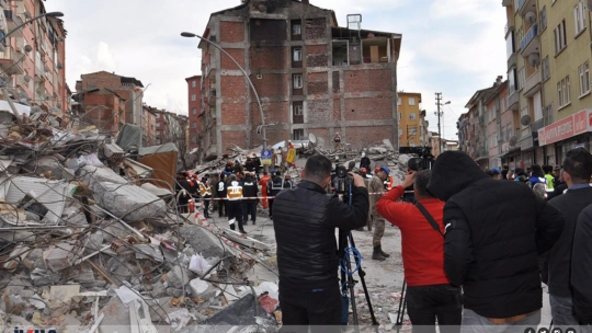 Malatya'da ağır hasarlı 5 katlı bina çöktü