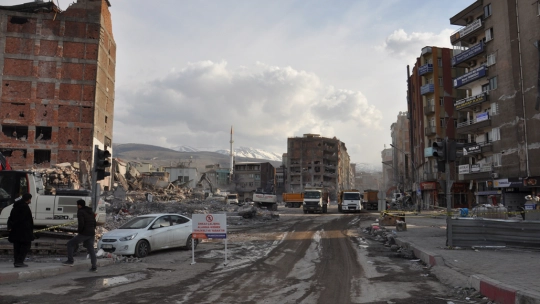 Malatyalılar: Enkaz kaldırma çalışmaları kısa sürede bitirilmeli