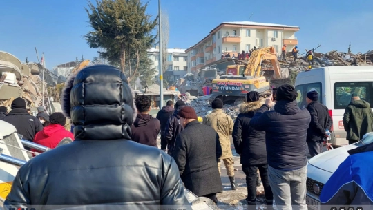 Malatya'da enkaz başlarında 'umutlu bekleyiş' sürüyor