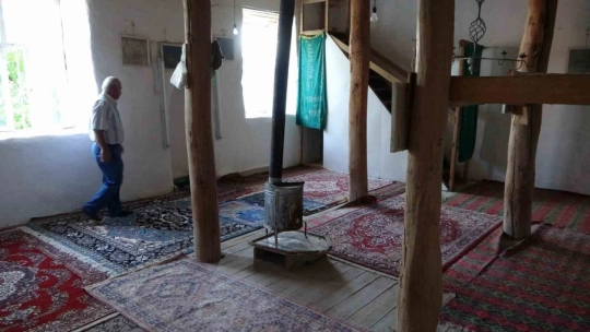 136 yıllık cami zamana direniyor