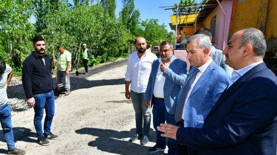 Kaynarca Mahallesinde Yol Yenileme Çalışması Devam Ediyor
