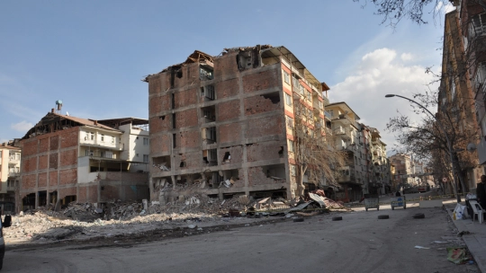 Malatyalılar: Enkaz kaldırma çalışmaları kısa sürede bitirilmeli