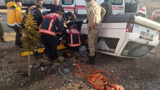 Malatya'da takla atan otomobildeki 2 kişi yaralandı