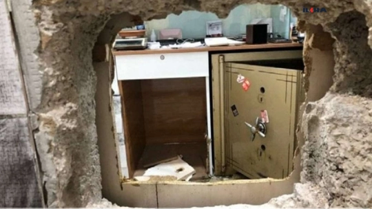 Hırsızlar duvarı delerek çelik kasayı açmışlar