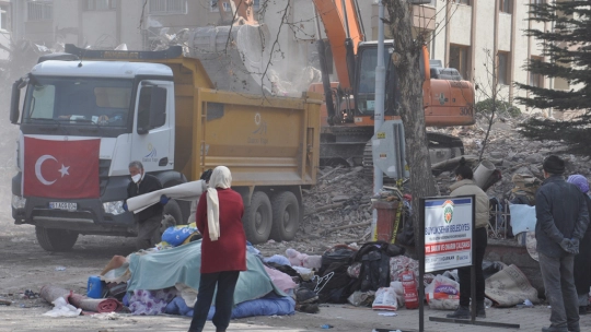 Malatyalılar: Enkaz kaldırma çalışmaları kısa sürede bitirilmeli