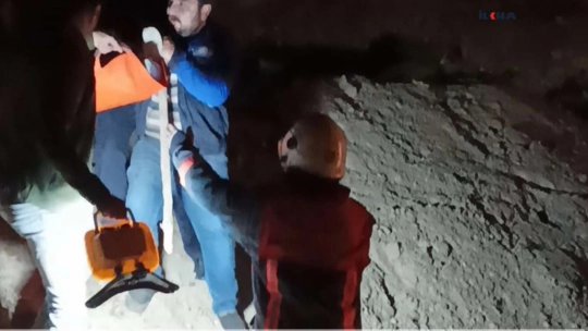 Yürüyüşe çıktığı dağlık alandan düşerek yaralandı