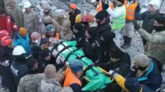 86 Saat sonra Enkazdan 2 kardeş sağ çıkarıldı