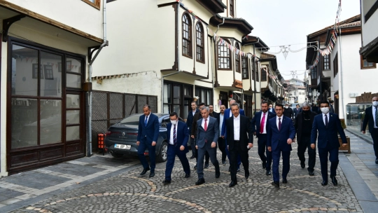 'Çok Değerli Eserler, Tebrik Ederiz'