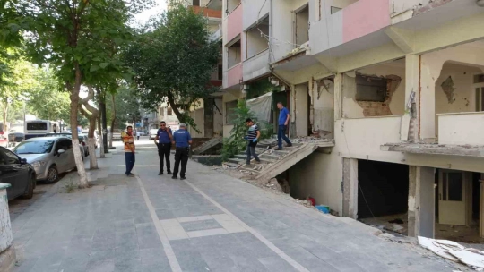 Ağır hasarlı binadaki asansörü sökmeye çalışan işçi 4'üncü kattan düştü