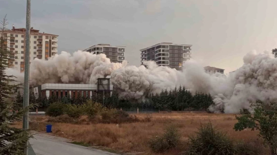 Ağır hasarlı iki blok 300 kilo patlayıcı kullanılarak yıkıldı