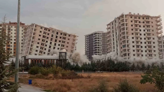 Ağır hasarlı iki blok 300 kilo patlayıcı kullanılarak yıkıldı