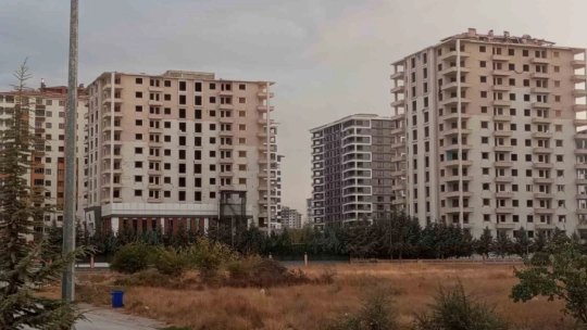 Ağır hasarlı iki blok 300 kilo patlayıcı kullanılarak yıkıldı