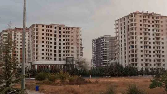 Ağır hasarlı iki blok 300 kilo patlayıcı kullanılarak yıkıldı
