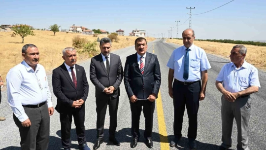 Akçadağ'da 66 kilometre grup yolu çalışması