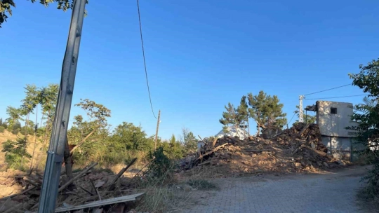 Akçadağ'da ağır hasarlı binaların yıkımları sürüyor