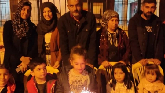 Depremzede minik Zehra'ya doğum günü sürprizi