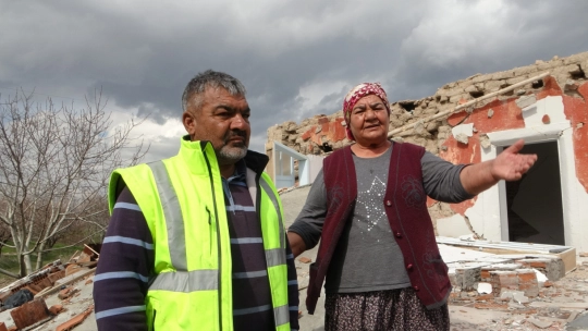 Depremde evi yıkılan Zehra teyzenin umudu 'kayısı'