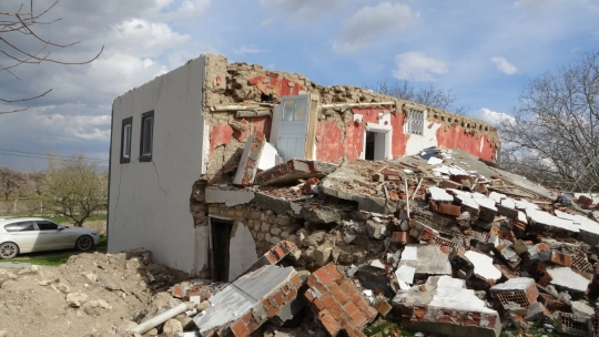 Depremde evi yıkılan Zehra teyzenin umudu 'kayısı'