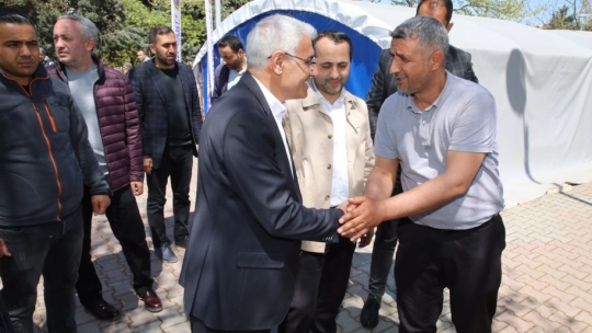 Depremzedelere bayram ziyareti