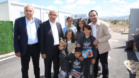 Depremzedelere bayram ziyareti