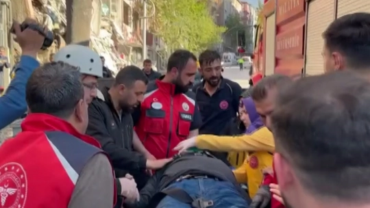 Zapçıoğlu Caddesinde ağır hasarlı bir bina çöktü