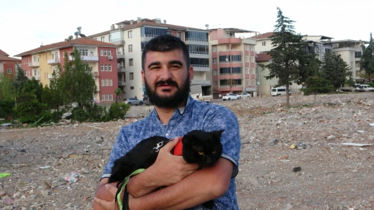 11 gün sonra bulunan kedisine gözü gibi bakıyor