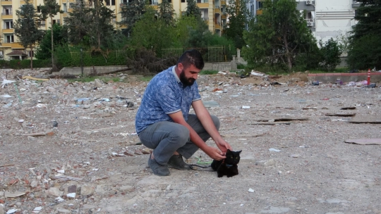 11 gün sonra bulunan kedisine gözü gibi bakıyor
