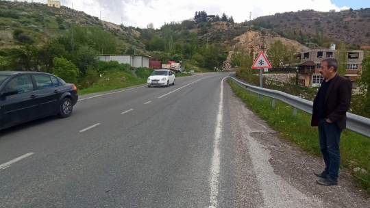 Çöken istinat duvarı tehlike oluşturuyor