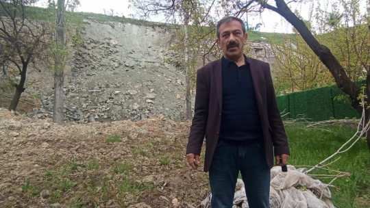Çöken istinat duvarı tehlike oluşturuyor