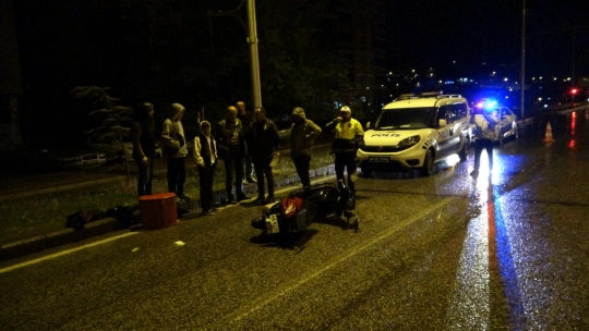 Malatya'da hafif ticari araç motokuryeye çarpıp kaçtı