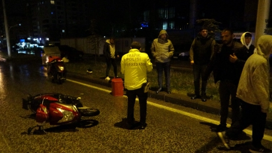 Malatya'da hafif ticari araç motokuryeye çarpıp kaçtı