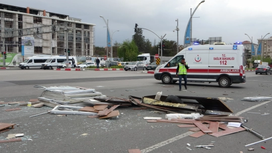 Malatya'da iki kamyonet çarpıştı: 3 yaralı