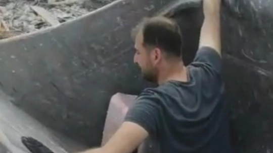 Yıkılan evinin enkazında kalan milyonluk altınları böyle kurtardı