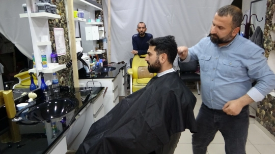Malatya'daki depremzede kuaförlerden meslek dayanışması