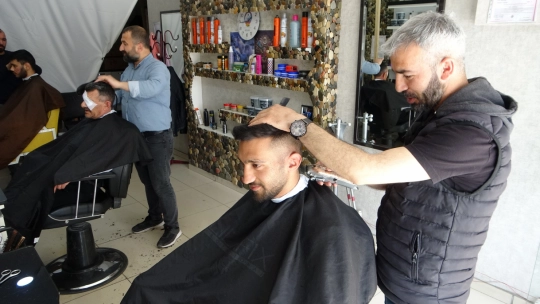 Malatya'daki depremzede kuaförlerden meslek dayanışması