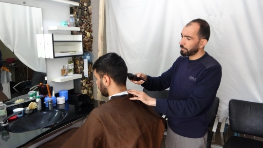 Malatya'daki depremzede kuaförlerden meslek dayanışması