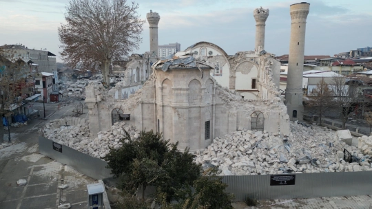 Depremin yıktığı Yeni Cami yeniden aslına uygun inşa edilecek