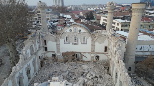 Depremin yıktığı Yeni Cami yeniden aslına uygun inşa edilecek