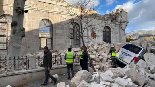 Depremin yıktığı Yeni Cami yeniden aslına uygun inşa edilecek