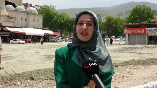 Dükkanın enkazında hayata tutunmaya çalışıyor